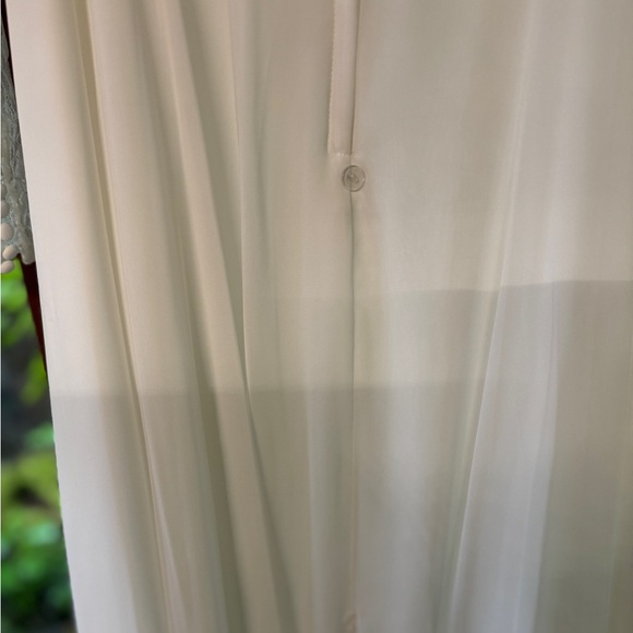 Long sleeve plunge lace chiffon wedding dres | David's Bridal Studio | 8 fits 6 - Picture 8 of 10